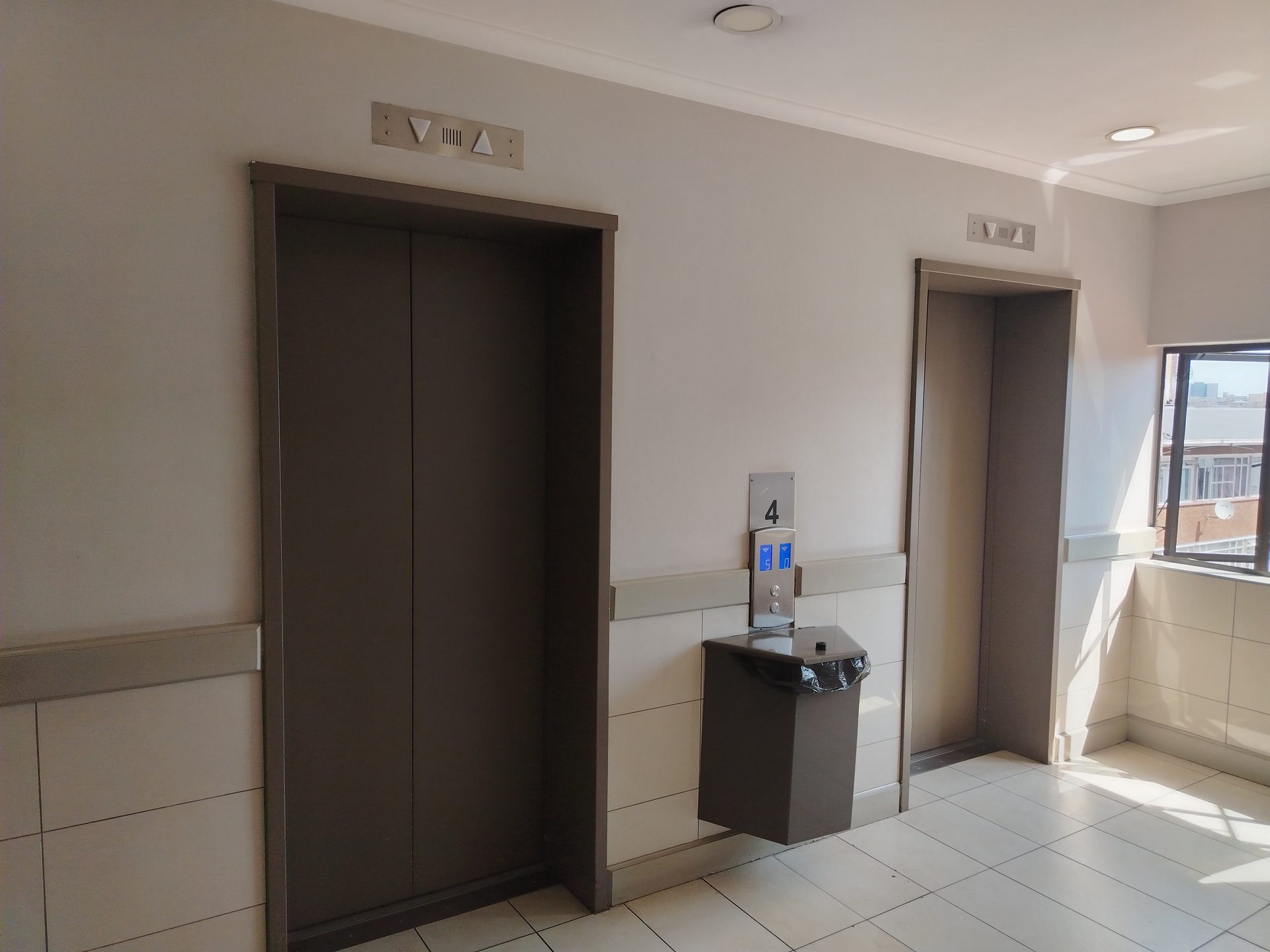 Access-controlled lift lobby
